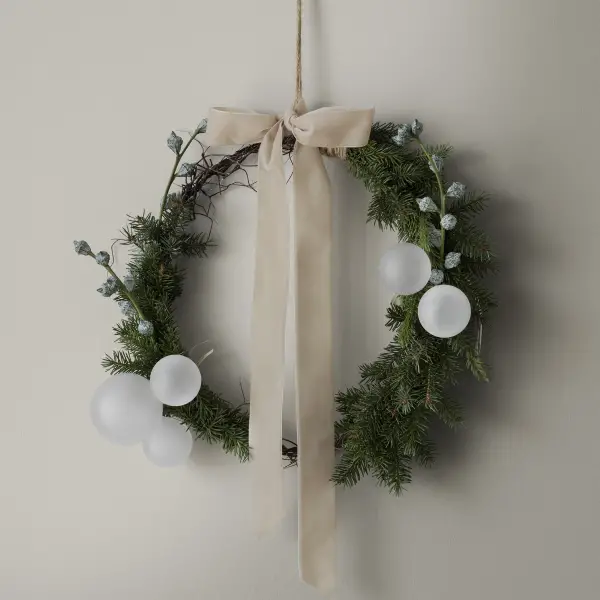 Minimalist Christmas Wreath with Velvet Ribbon and Glass Baubles — Christmas Living Room Decor