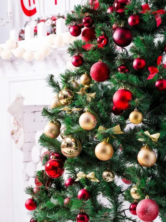 Traditional Christmas Tree with Red and Gold Ornaments — Christmas Tree Decorating