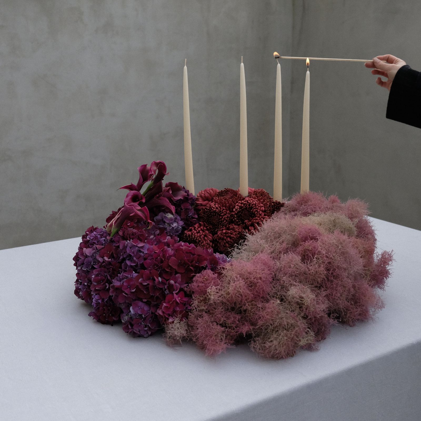 Modern Floral Advent Arrangement with Hydrangeas Modern Floral Advent Arrangement with Hydrangeas — Advent Wreath