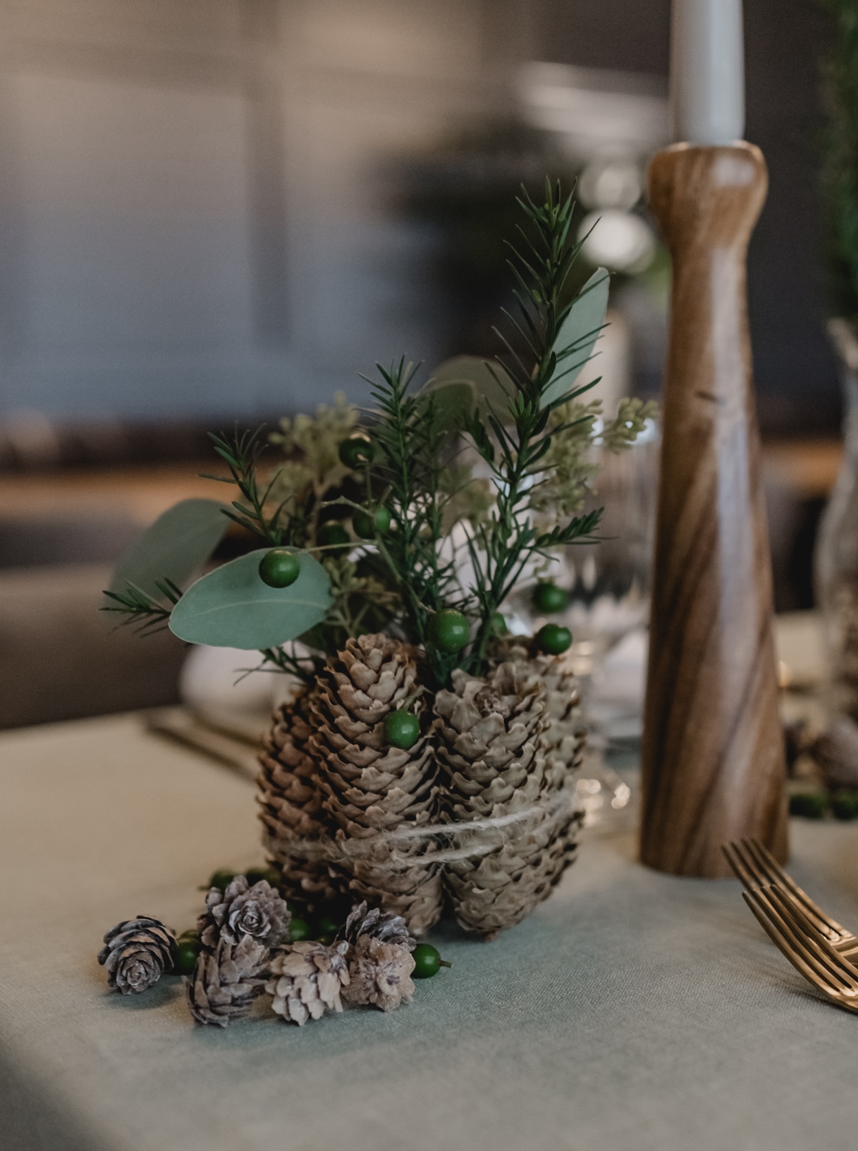 Natural Pinecone Centerpiece for a Rustic Table Natural Pinecone Centerpiece for a Rustic Table — Elegant Christmas Table Setting