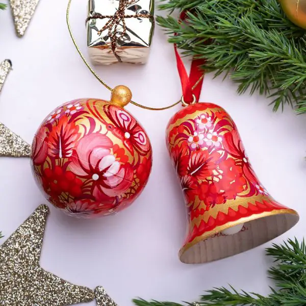 Folk Art Christmas Decorations with Red Floral and Gold Details Folk Art Christmas Decorations with Red Floral and Gold Details — Red and Gold Christmas Tree