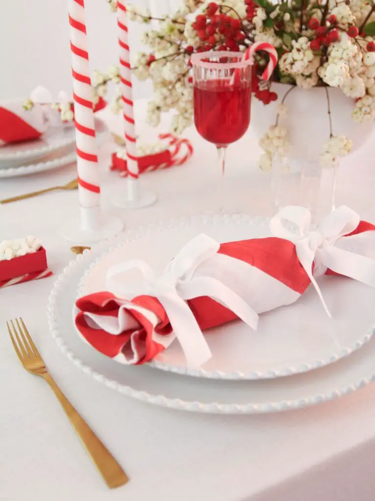 Elegant Napkin Wrap Inspired by Candy Canes Elegant Napkin Wrap Inspired by Candy Canes — Candy Cane Christmas Decor
