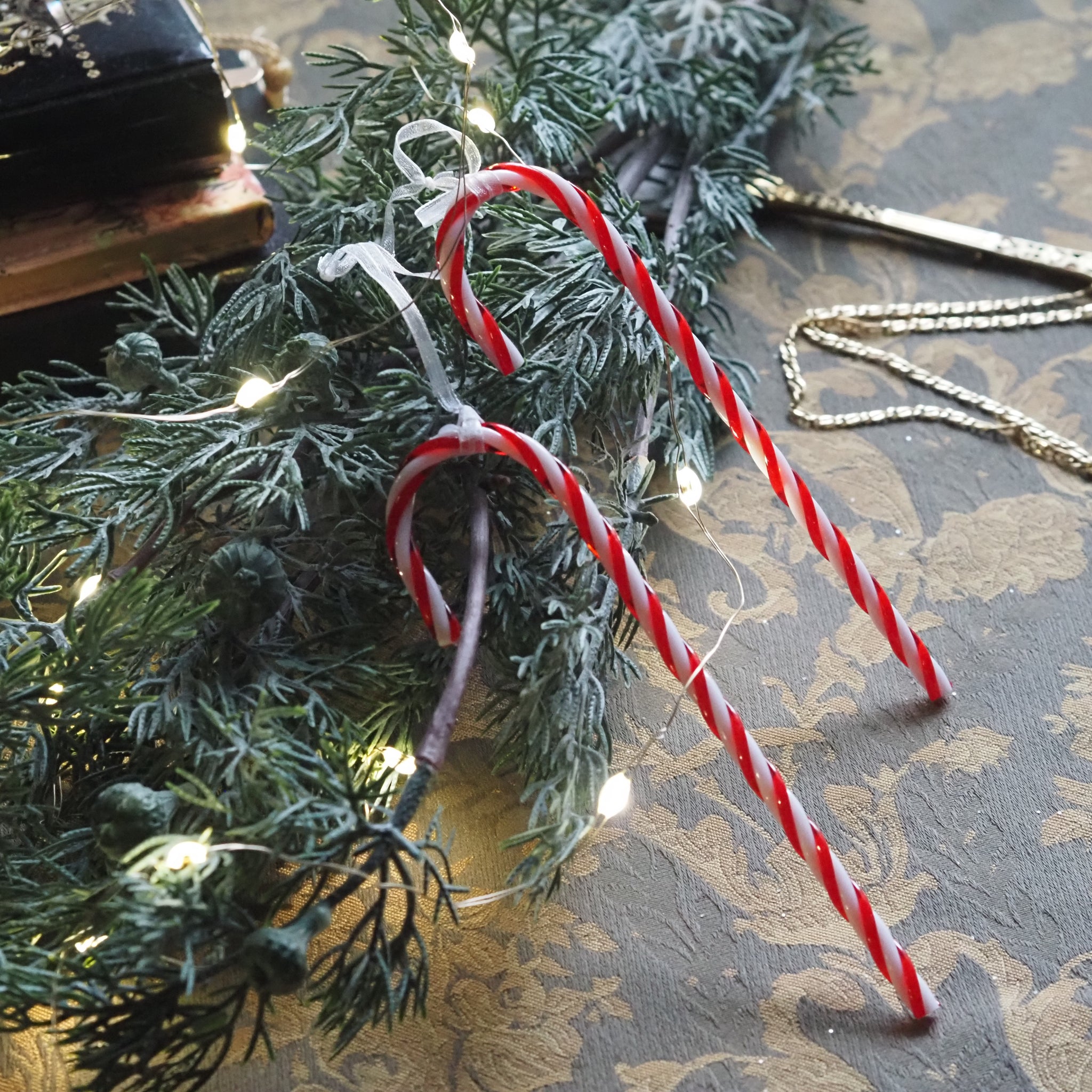 Classic Christmas Vignette with Candy Canes and Garland — Candy Cane Christmas Tree
