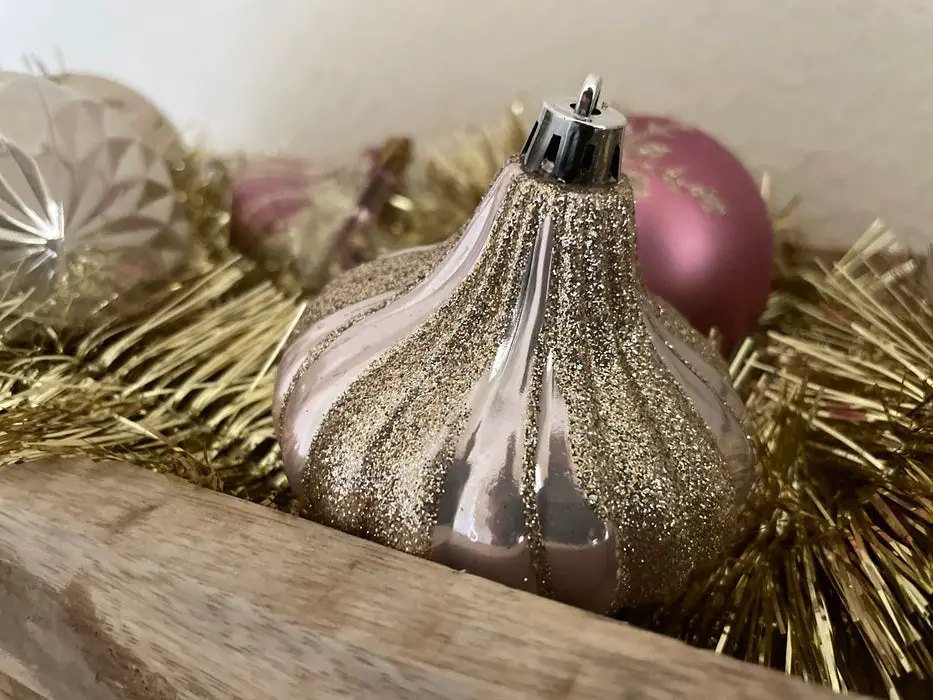 Pink Glitter Onion Ornament with Gold Tinsel Pink Glitter Onion Ornament with Gold Tinsel — Vintage Christmas Ornaments