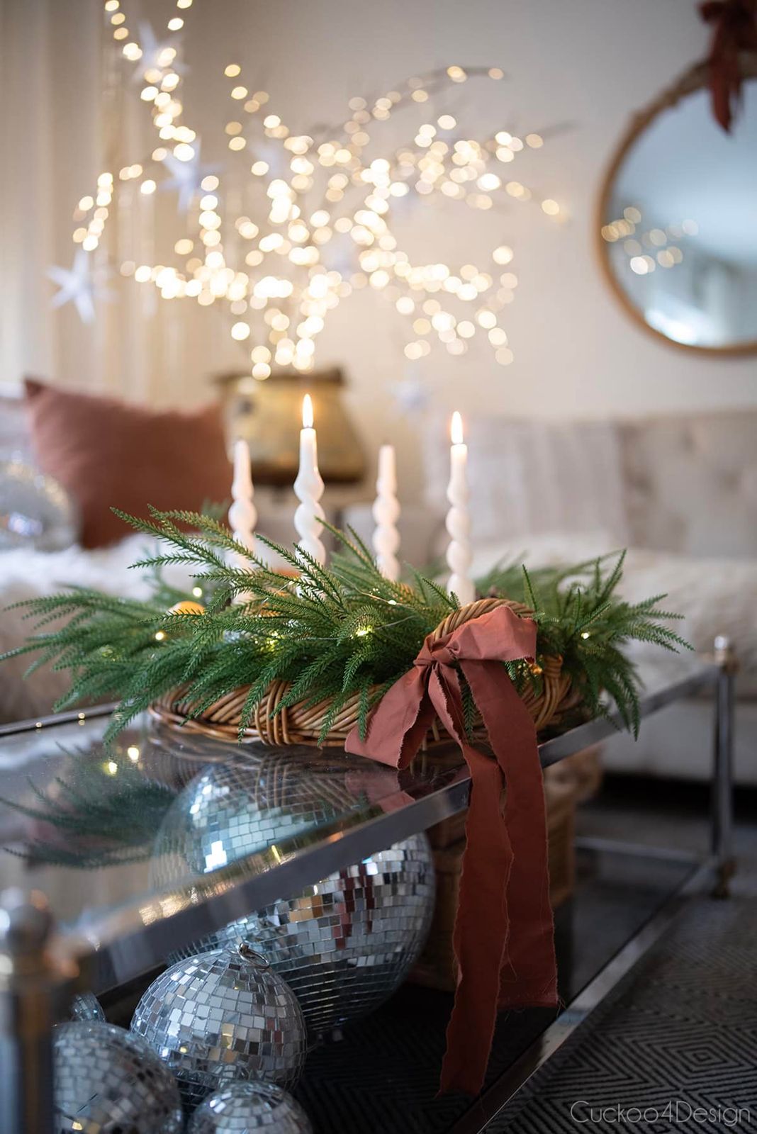 Traditional Glass Coffee Table with Wicker Tray and Garland Traditional Glass Coffee Table with Wicker Tray and Garland — Christmas Coffee Table Decor