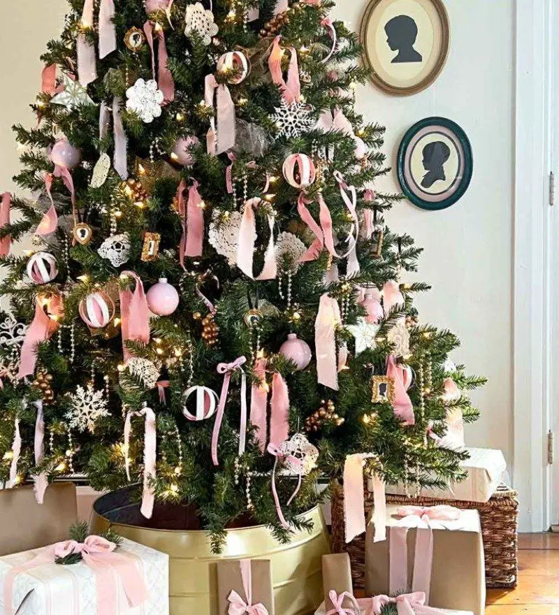 Romantic Christmas Tree with Pink Ribbons and Gold Accents — Pink and Gold Christmas Tree
