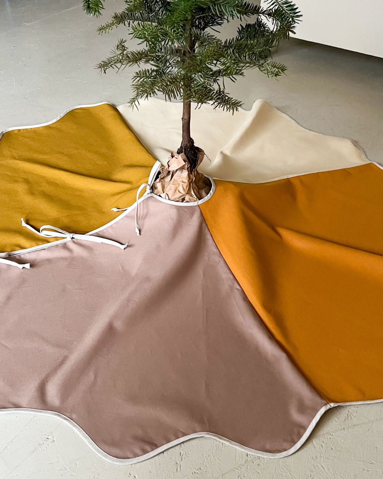 Color-Blocked Ochre and Rust Skirt for a Compact Display Color-Blocked Ochre and Rust Skirt for a Compact Display — Christmas Tree Skirt