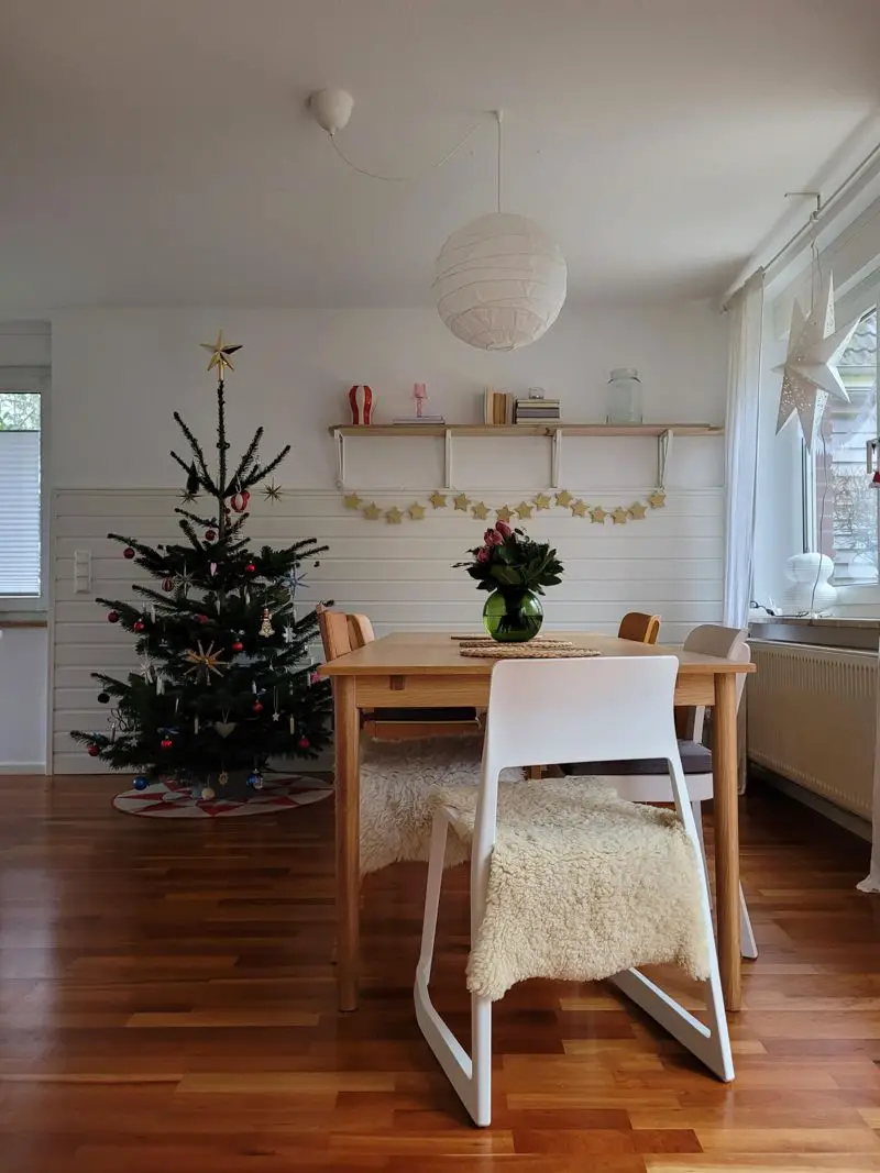 Decorated Christmas Tree in a Scandinavian Dining Room Decorated Christmas Tree in a Scandinavian Dining Room — Scandinavian Christmas Tree