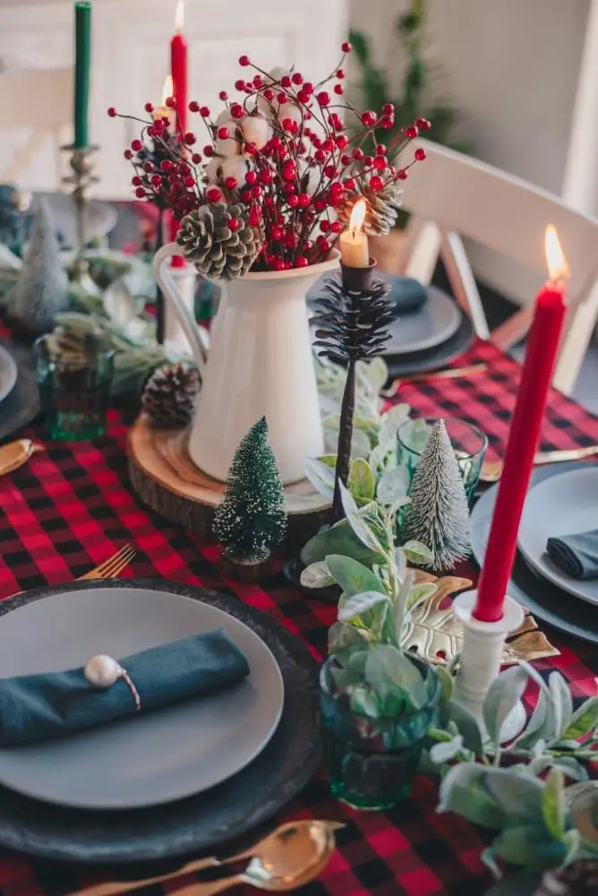 Farmhouse Christmas Table Setting with Berry Centerpiece — Christmas Apartment Decor