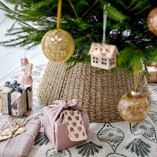Christmas Tree with Natural Woven Basket Skirt and Pink Gifts — Christmas Tree Themes