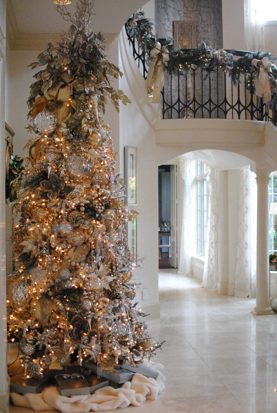 Hallway Visual Idea — Elegant Christmas Tree