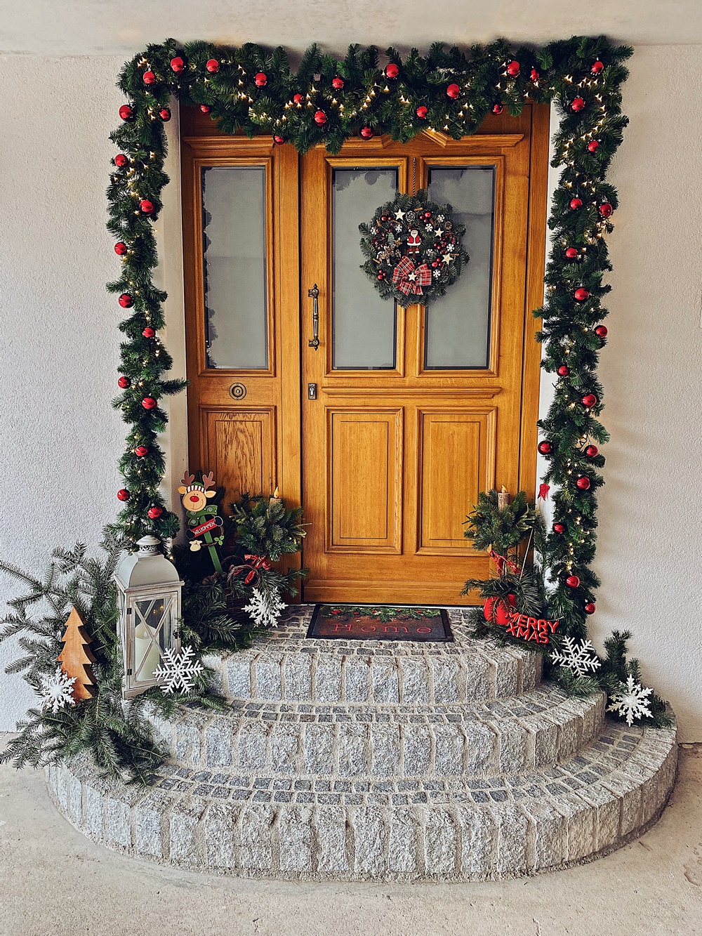 Traditional Door Frame Garland with Wreath and Lantern Accents Traditional Door Frame Garland with Wreath and Lantern Accents — Christmas Door Frame Lights