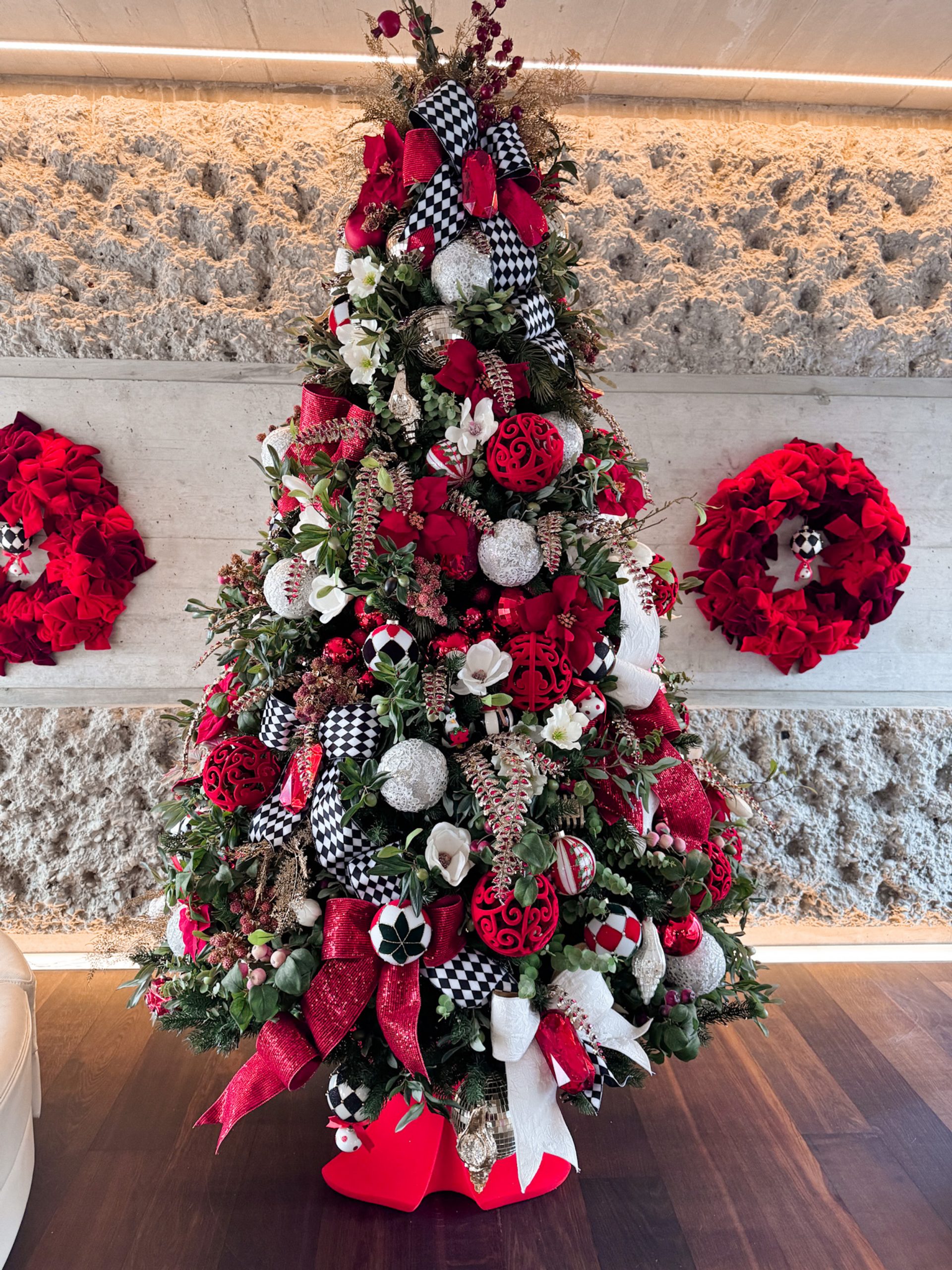 A Glamorously Decorated Christmas Tree with Matching Wreaths — Elegant Christmas Decor