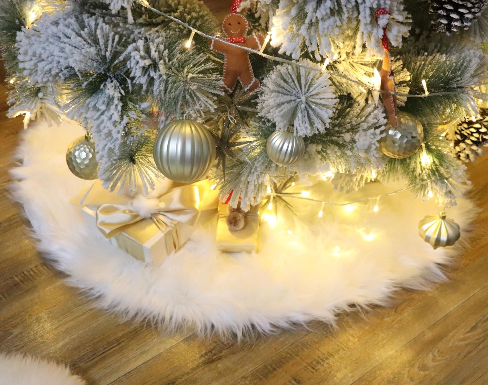Fluffy White Faux Fur Skirt with Fairy Lights Fluffy White Faux Fur Skirt with Fairy Lights — Christmas Tree Skirt