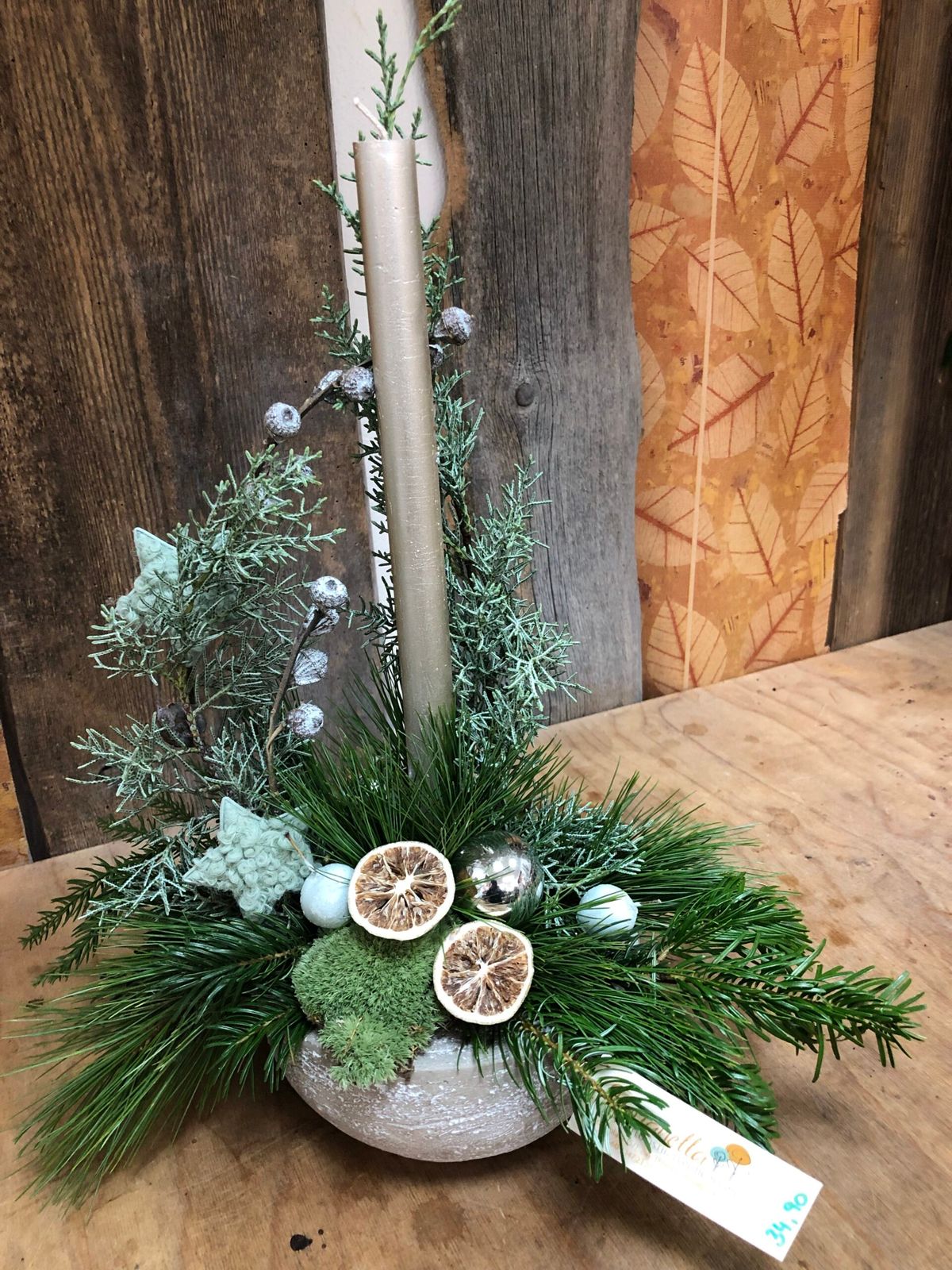 Modern Christmas Centerpiece with Dried Oranges and Metallic Candle Modern Christmas Centerpiece with Dried Oranges and Metallic Candle