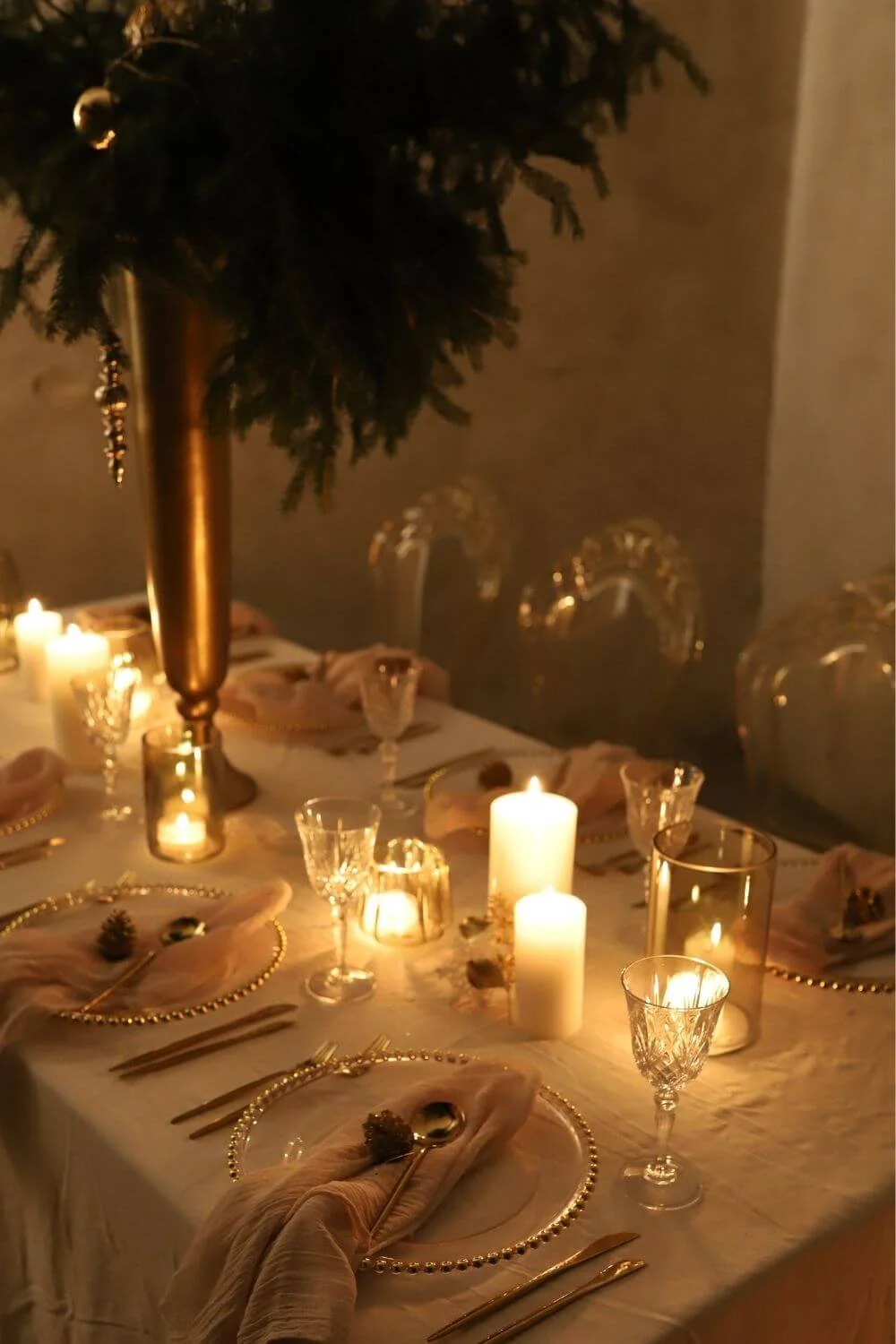 Luxurious Elegant Christmas with Gold and Blush Luxurious Elegant Christmas with Gold and Blush — Elegant Christmas Table Setting