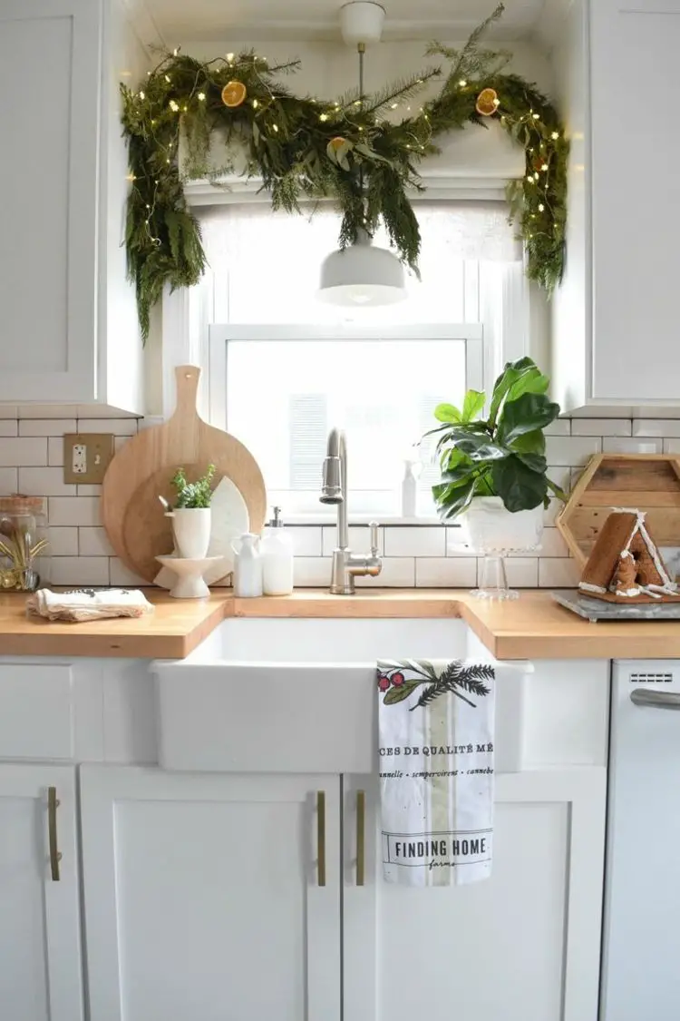 Farmhouse Kitchen Adorned with a Lush Green Christmas Garland Farmhouse Kitchen Adorned with a Lush Green Christmas Garland — Christmas Kitchen Decor