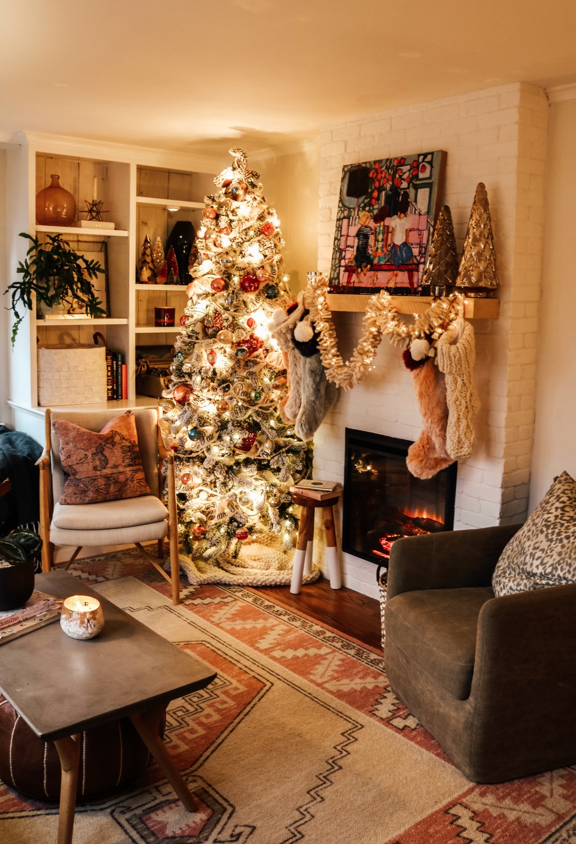 Sparkling Christmas Tree and Fireplace with Stockings — Vintage Christmas Decor