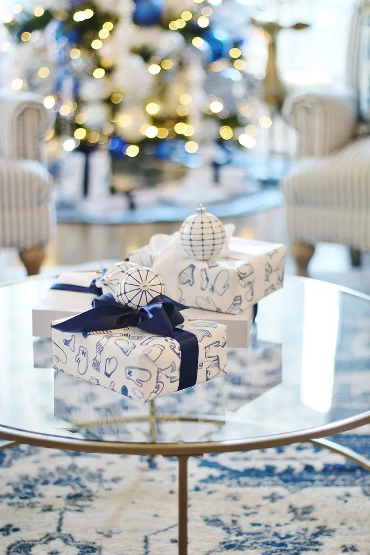 Modern Coffee Table with Navy Ribbon Wrapped Gifts Modern Coffee Table with Navy Ribbon Wrapped Gifts — Christmas Coffee Table Decor