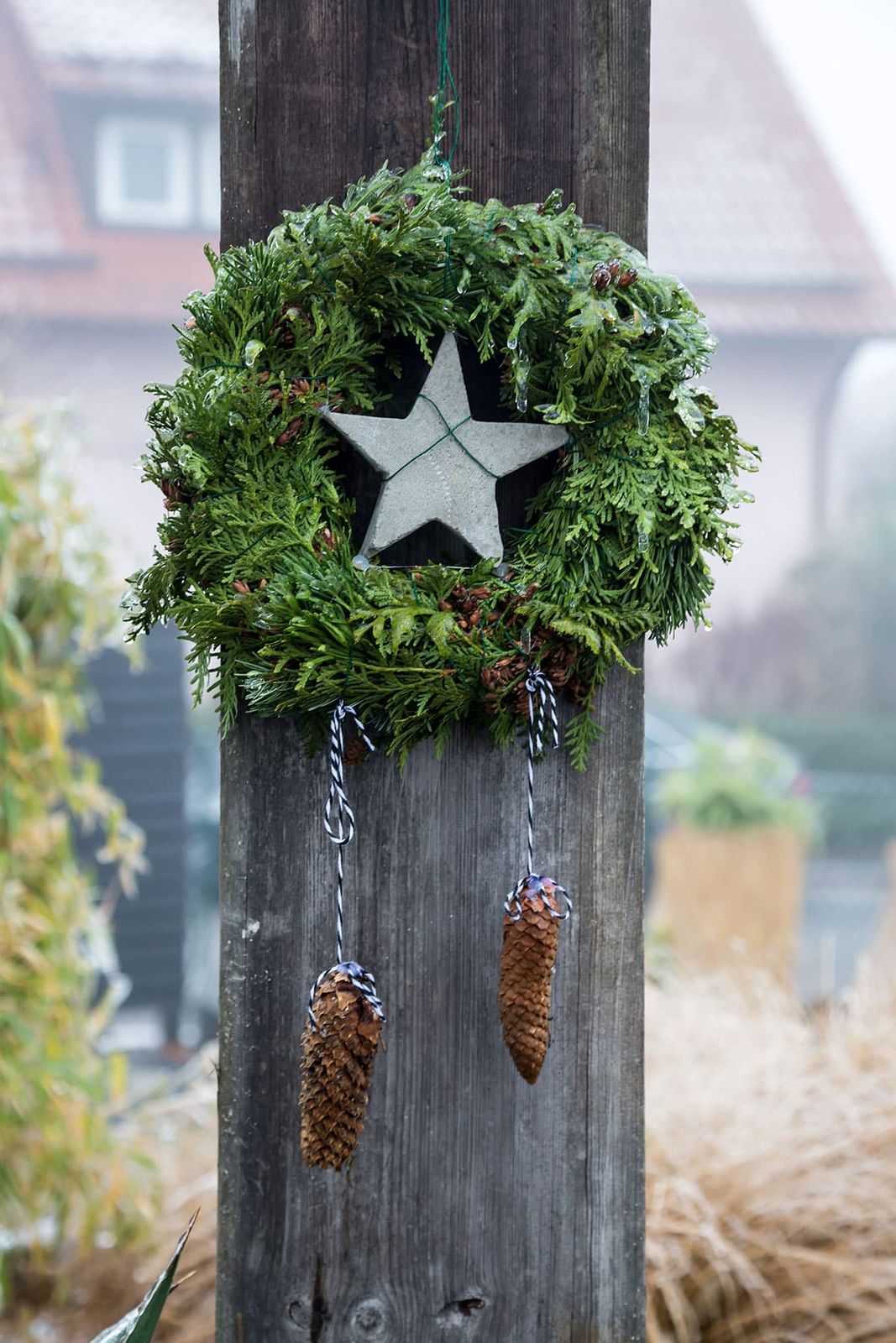 Natural Wreath with Concrete Star and Pinecones Natural Wreath with Concrete Star and Pinecones — DIY Christmas Wreath