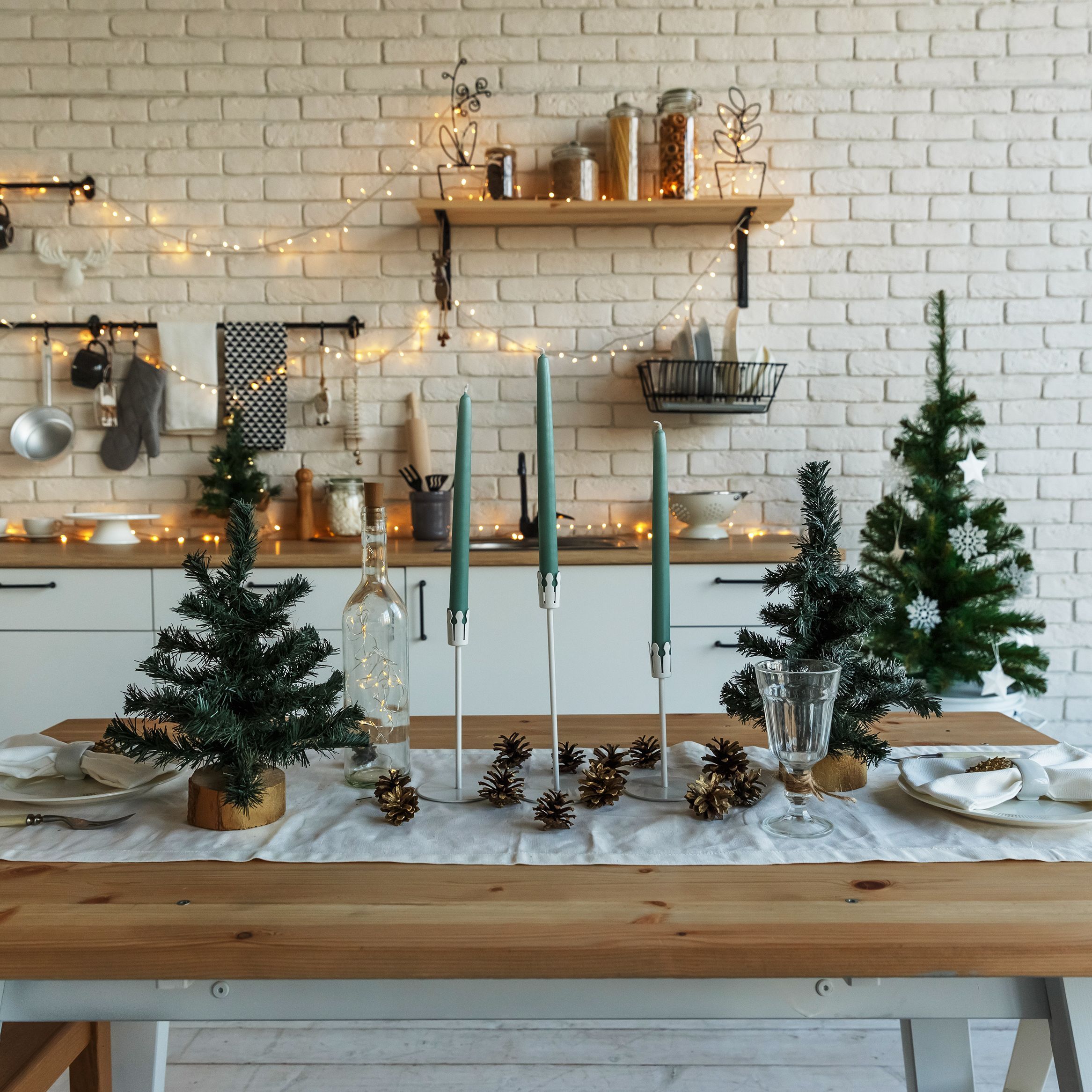 Minimalist Christmas Table Setting with Natural Accents — Elegant Christmas Decor