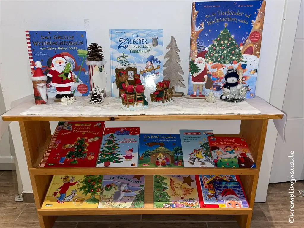 Traditional Bookshelf with Santa Figures and Pinecones Traditional Bookshelf with Santa Figures and Pinecones — Christmas Bookshelf Decor