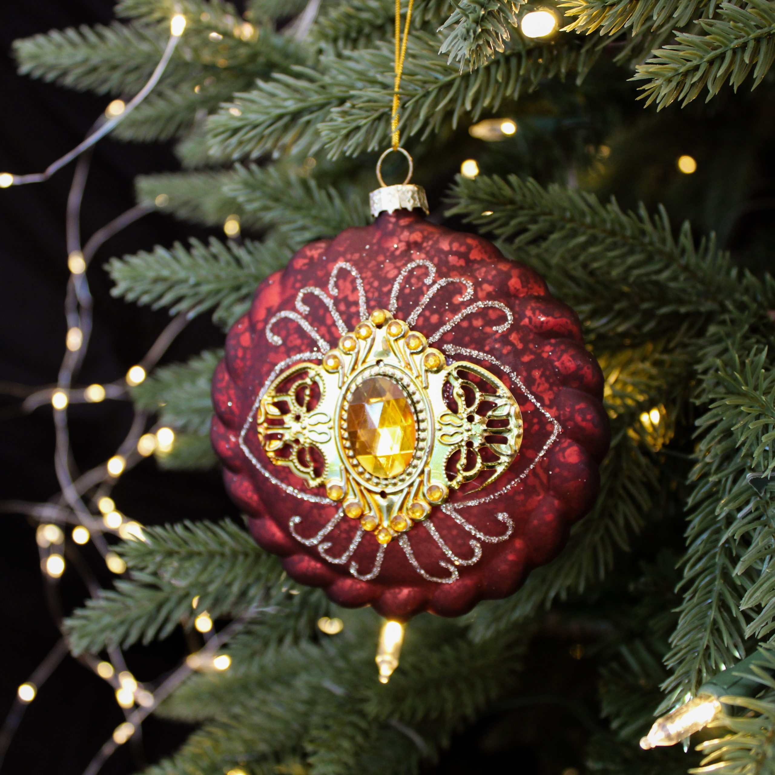 Close-up of a Red and Gold Glass Ornament with Intricate Detailing Close-up of a Red and Gold Glass Ornament with Intricate Detailing — Red and Gold Christmas Tree