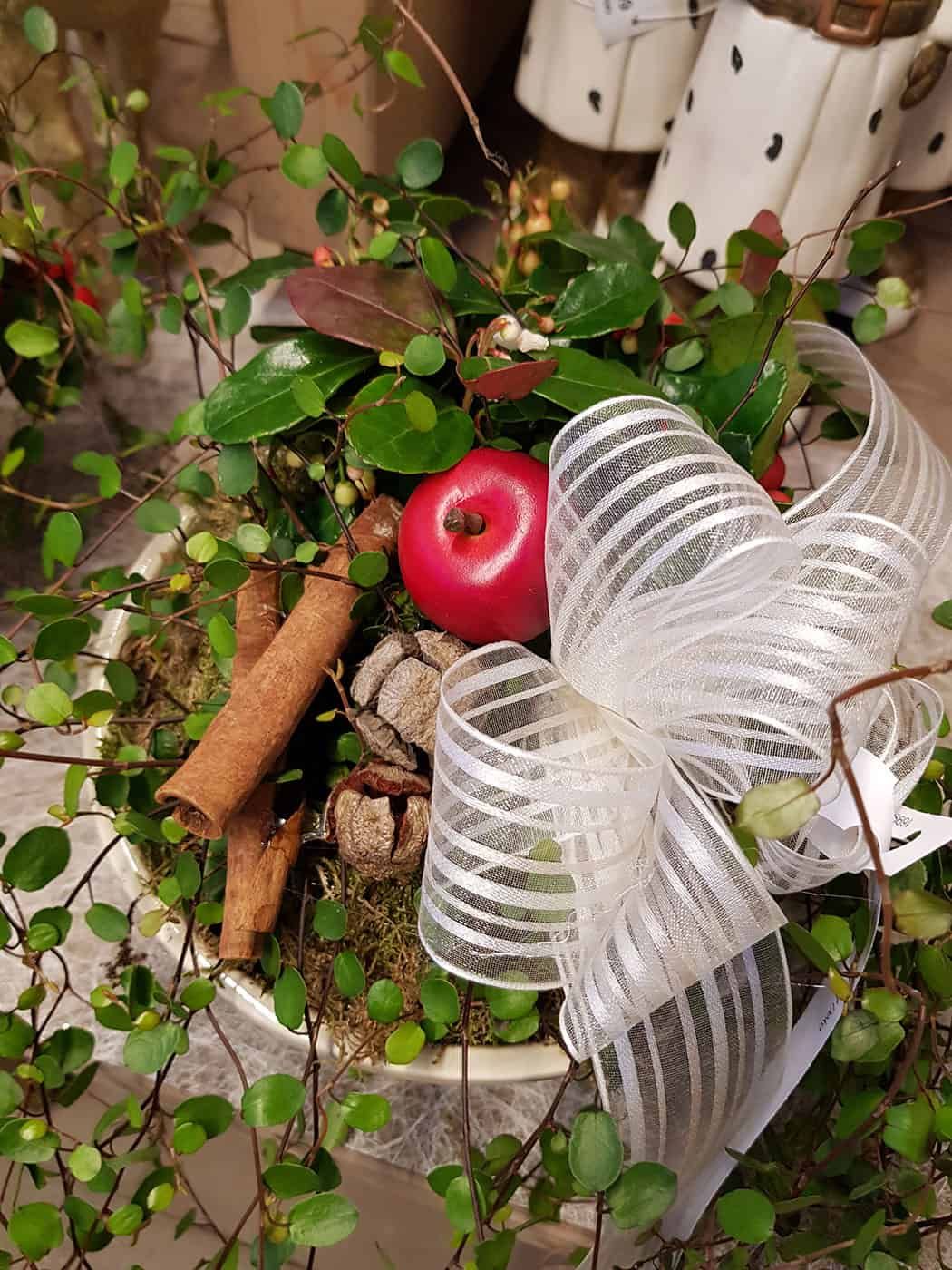 Mit schönem Weihnachtsgesteck das Haus dekorieren