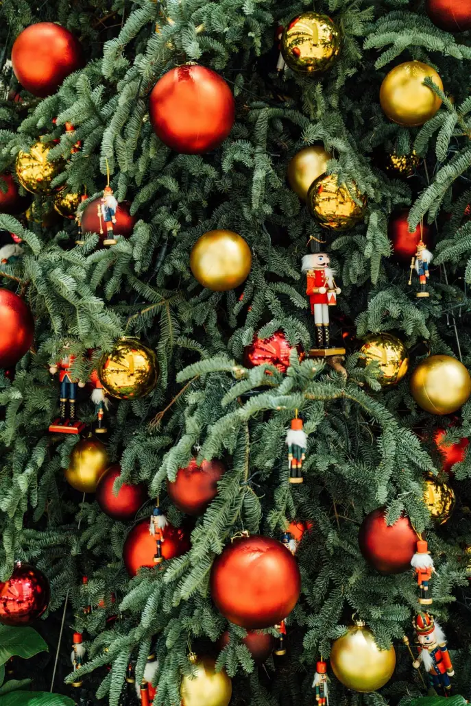 Traditional Tree with Nutcracker and Red Gold Baubles — Ornament Christmas Tree