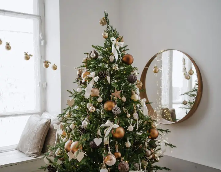 Classic Elegant Christmas Tree with Pinecones and Ribbons — Christmas Tree Trends 2026