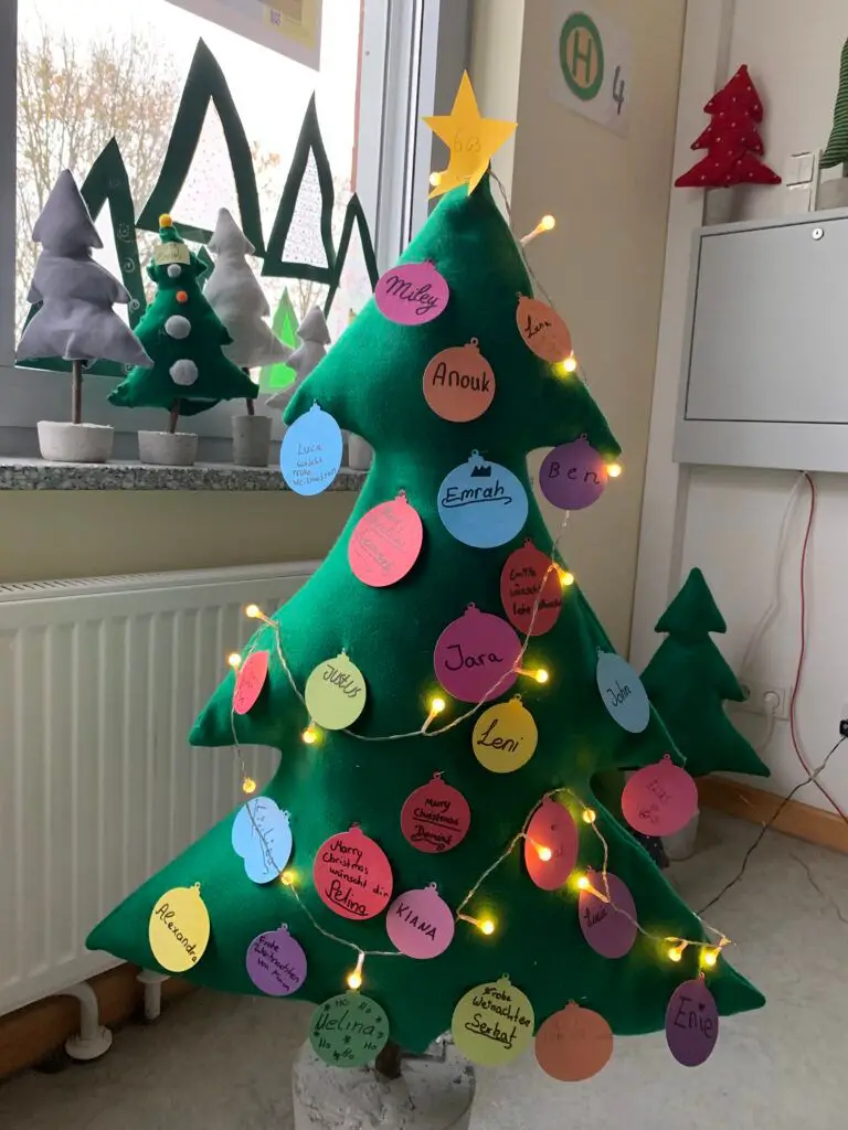 Large Green Felt Christmas Tree with Paper Ornaments Large Green Felt Christmas Tree with Paper Ornaments — Christmas Classroom Decor