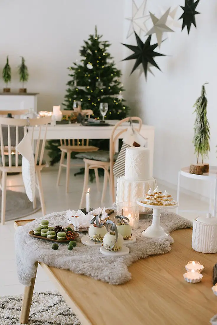 Festive Dining Room with Christmas Tree in Background Festive Dining Room with Christmas Tree in Background — Scandinavian Christmas Tree
