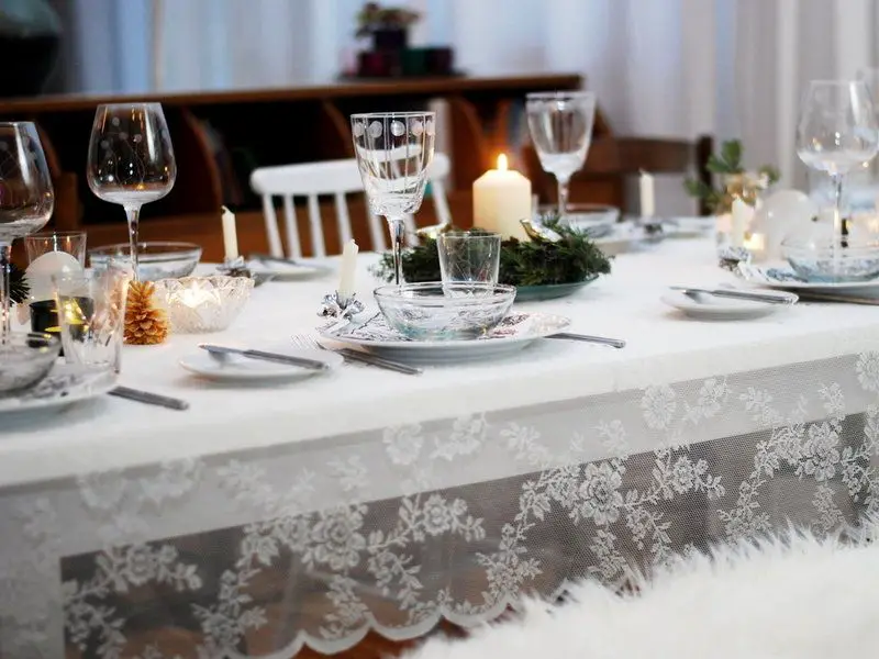 Traditional White Lace Tablecloth with Pine Wreath and Blue Plates — Christmas Table Setting