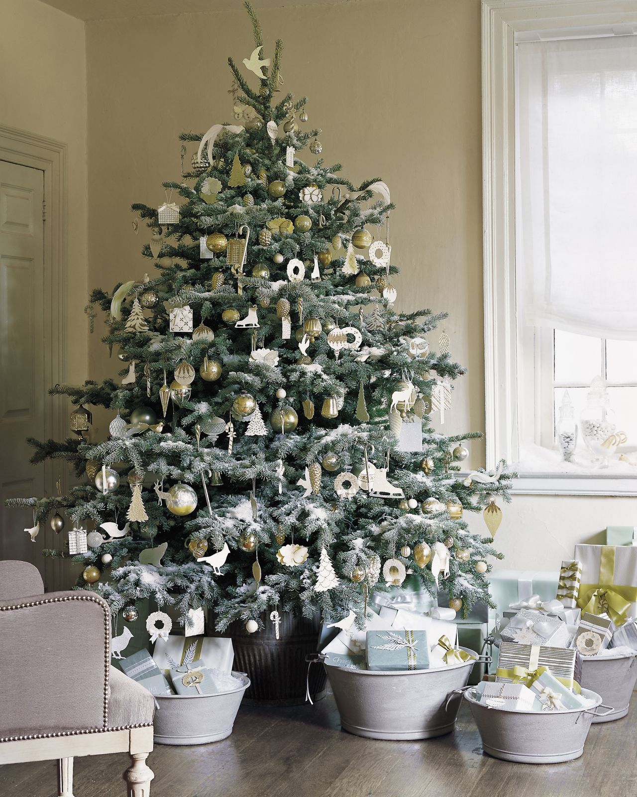 Living Room Traditional Christmas Tree with Gold and White Ornaments — Christmas Tree Themes
