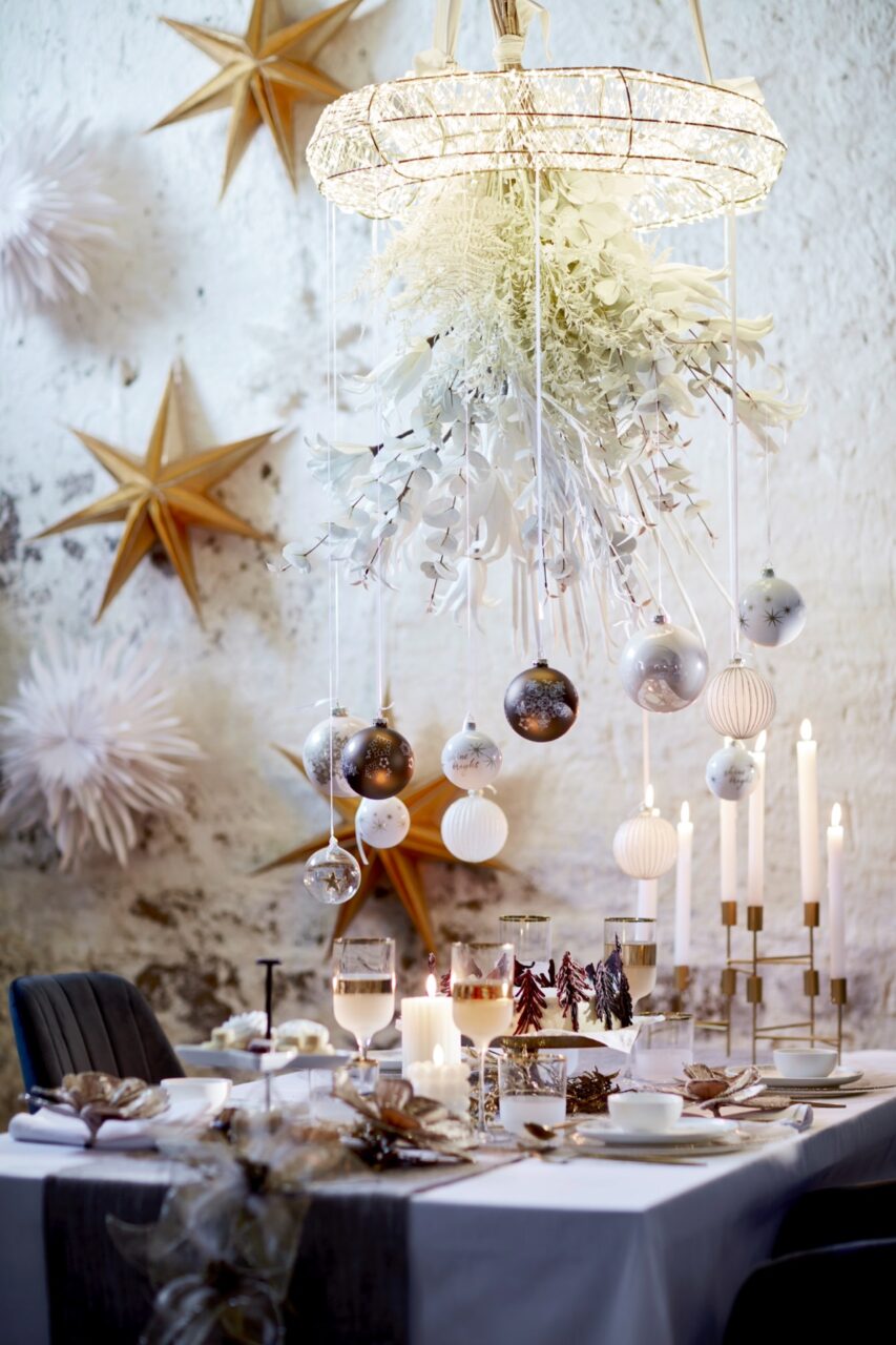 Modern Elegant Dining with Chandelier Focal Point Modern Elegant Dining with Chandelier Focal Point — Elegant Christmas Table Setting