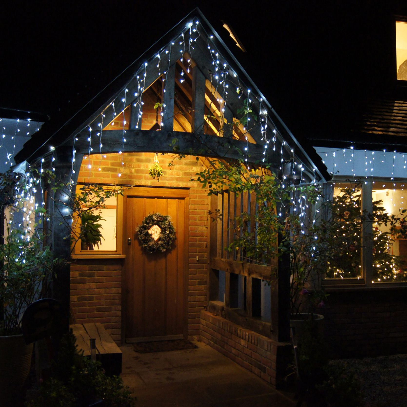 Dazzling Roofline and Porch Illumination Dazzling Roofline and Porch Illumination — Icicle Christmas Lights