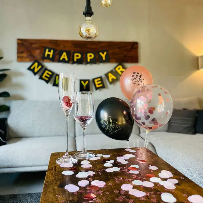 New Year's Eve Table Vignette with Banner, Balloons, and Champagne Glasses — New Years Eve Balloon Garland