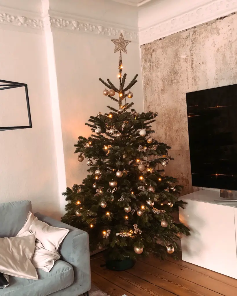 Modern Christmas Tree with Gold and Silver Ornaments — Neutral Christmas Tree