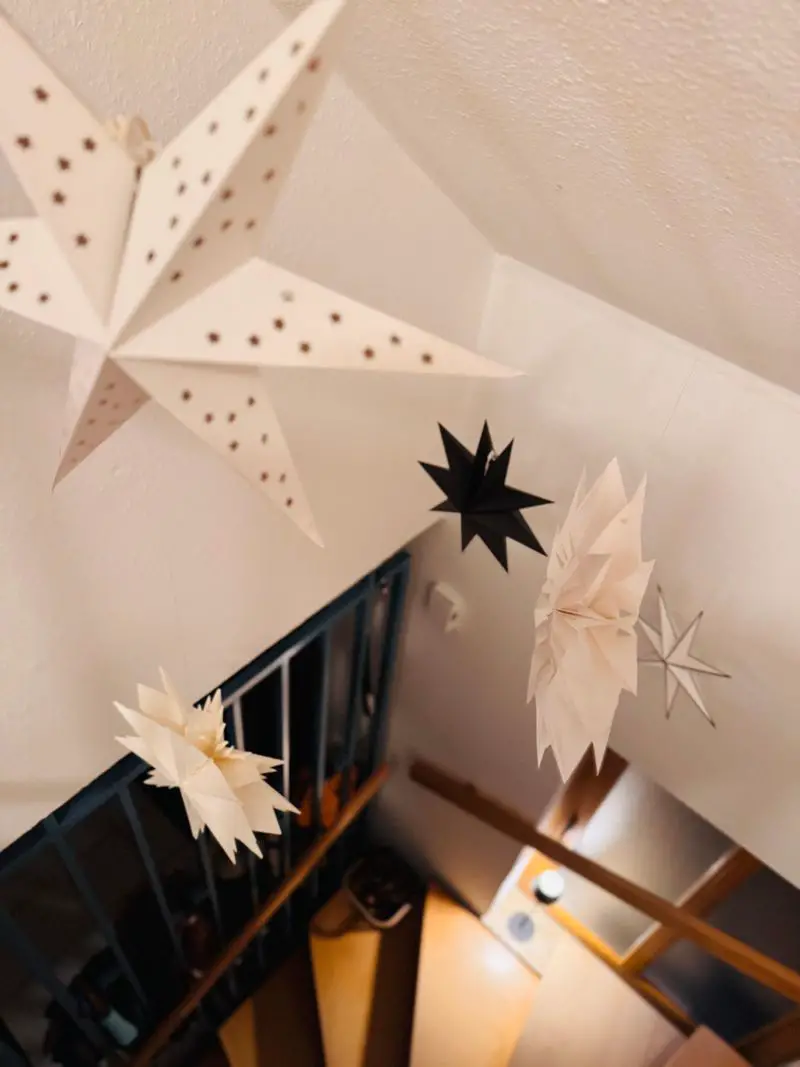 Airy Christmas Ambiance with Large Paper Stars — Christmas Staircase Decor