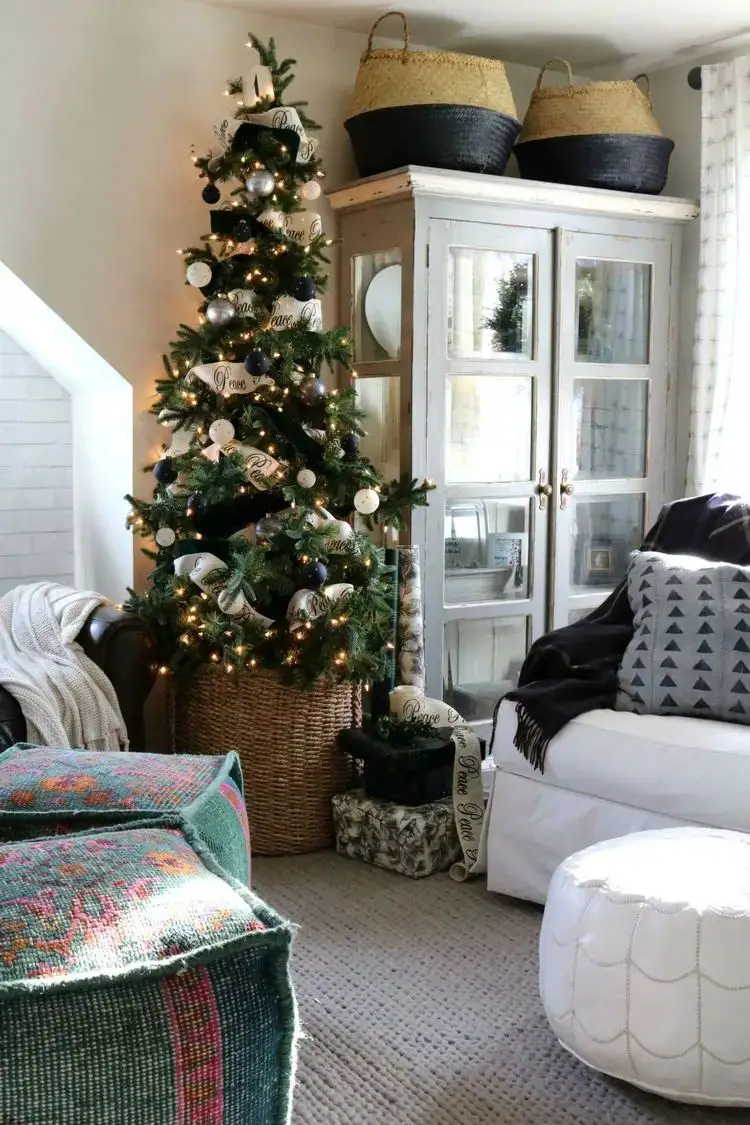 Abundant Christmas Cheer in a Red and Green Living Room — Cozy Christmas Living Room