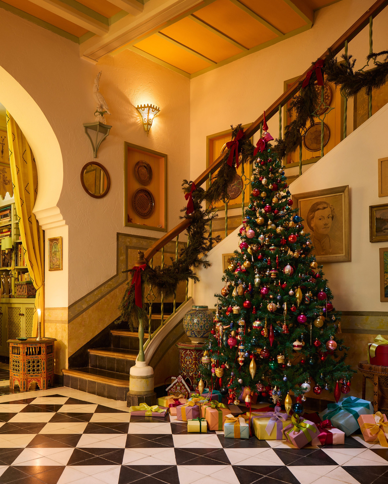 Entryway Hall Visual Idea — Elegant Christmas Tree