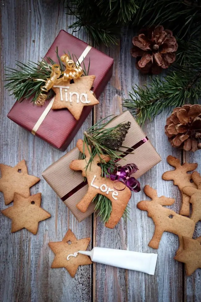 Rustic Gingerbread Gift Tags and Cookies on Wrapped Gifts Rustic Gingerbread Gift Tags and Cookies on Wrapped Gifts — Gingerbread Christmas Decor