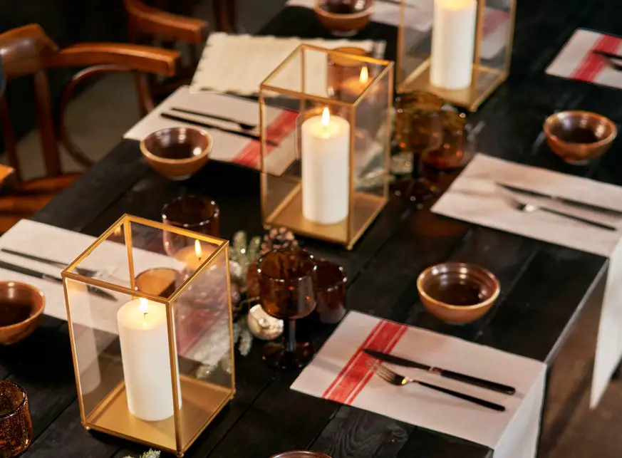 Vibrant Traditional Christmas with Red and Gold Vibrant Traditional Christmas with Red and Gold — Elegant Christmas Table Setting