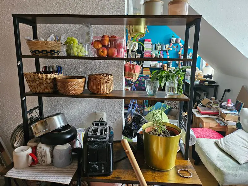 Kitchen Shelf Unit with Christmas Figurines and Baskets Kitchen Shelf Unit with Christmas Figurines and Baskets — Christmas Bookshelf Decor