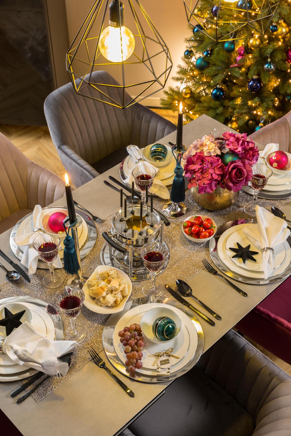Luxury Festive Dining with Opulent Floral Centerpiece Luxury Festive Dining with Opulent Floral Centerpiece — Elegant Christmas Table Setting