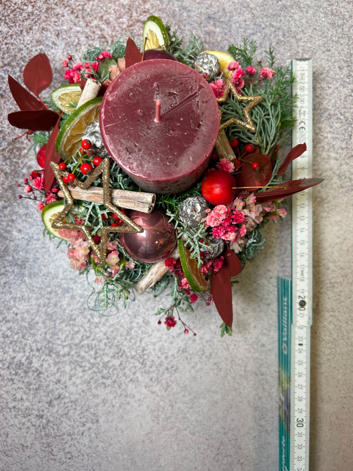 Natural Burgundy Candle Centerpiece with Dried Oranges and Berries — Christmas Candle Decor