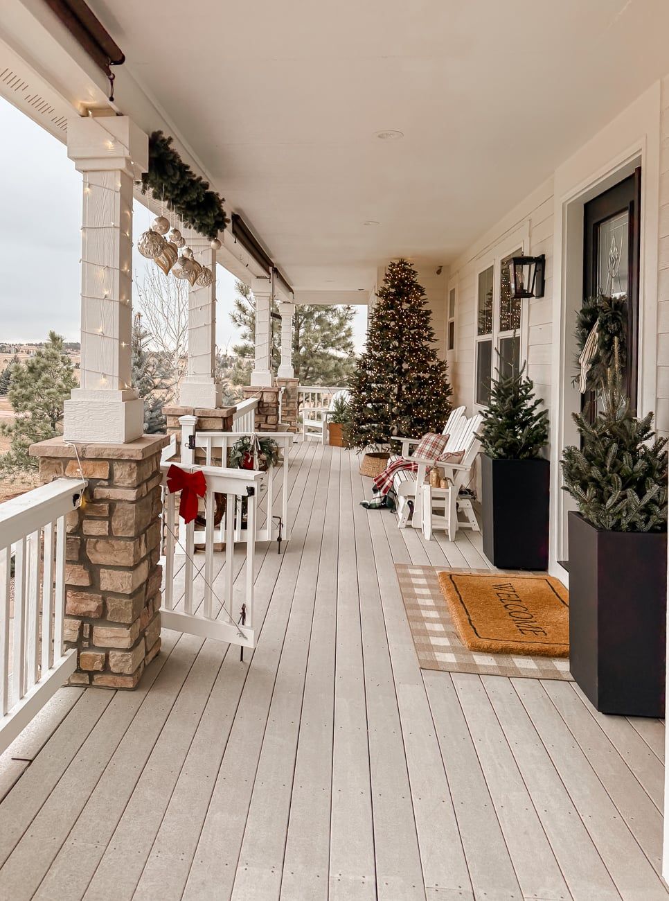 Spacious Farmhouse Porch Featuring a Large Decorated Christmas Tree Spacious Farmhouse Porch Featuring a Large Decorated Christmas Tree — Farmhouse Christmas Porch