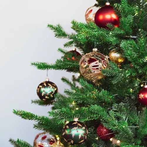 Festive Christmas Tree Decorated with Red and Gold Baubles and Lights Festive Christmas Tree Decorated with Red and Gold Baubles and Lights — Red and Gold Christmas Tree