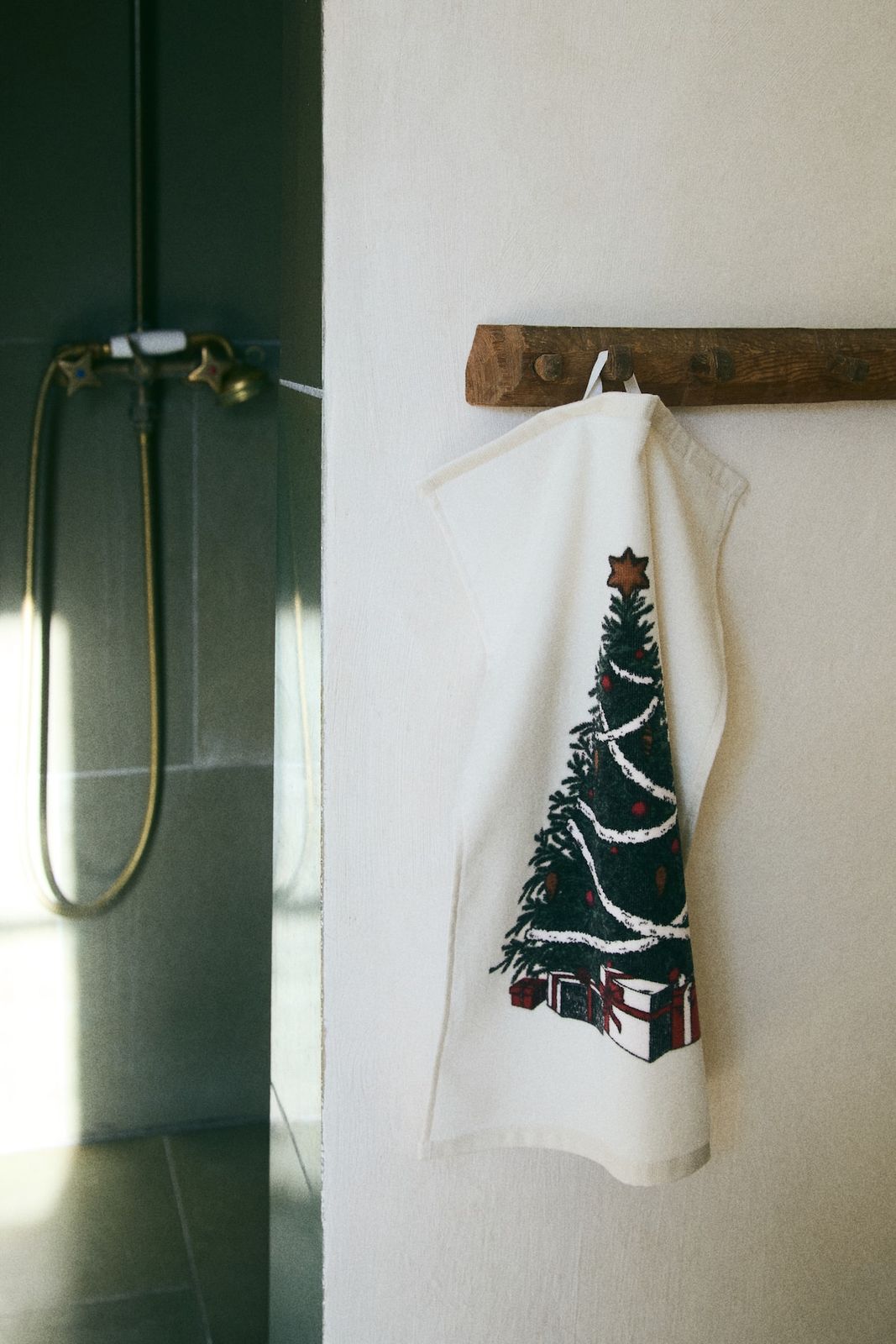 Minimalist Guest Towels with Festive Embroidery — Christmas Bathroom Decor
