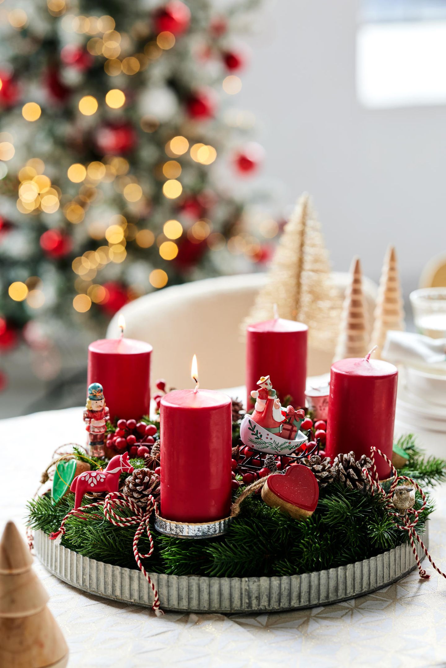 Klassisch schön: Dieser Adventskranz in Rot und Grün erinnert an Weihnachten wie früher - [SCHÖNER WOHNEN]